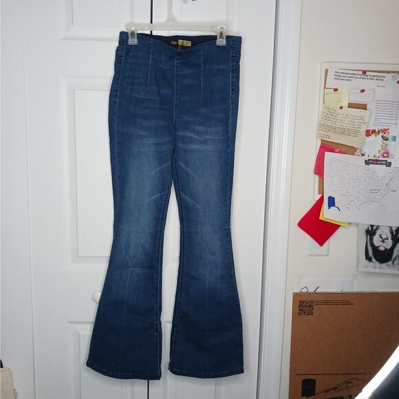Suzanne Betro Denim Lorne Pull On Flare Jeans NWT Sz 8 - Picture 2 of 11